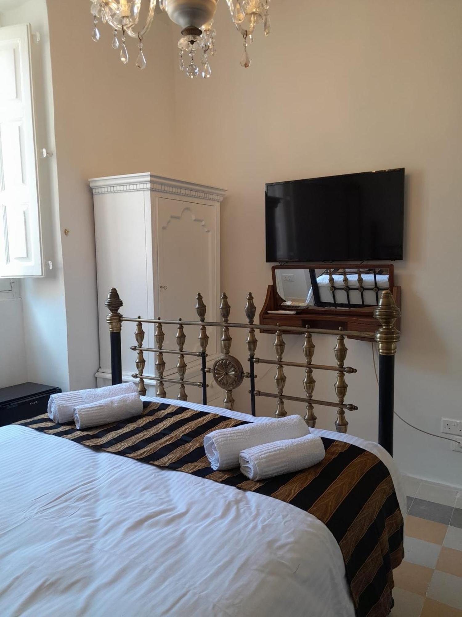 Charming Town House In Cospicua, Valperga Rooms Extérieur photo