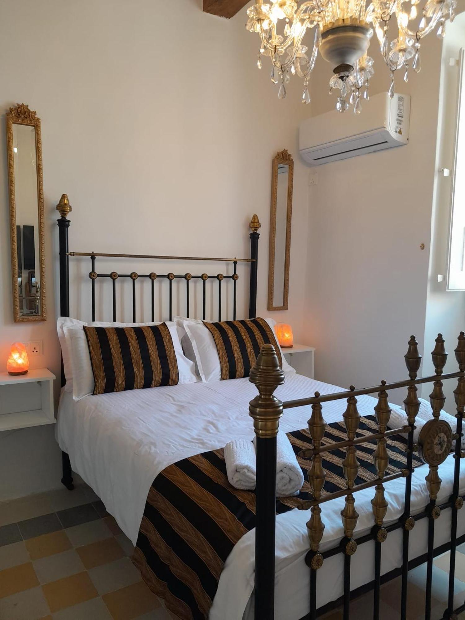 Charming Town House In Cospicua, Valperga Rooms Extérieur photo